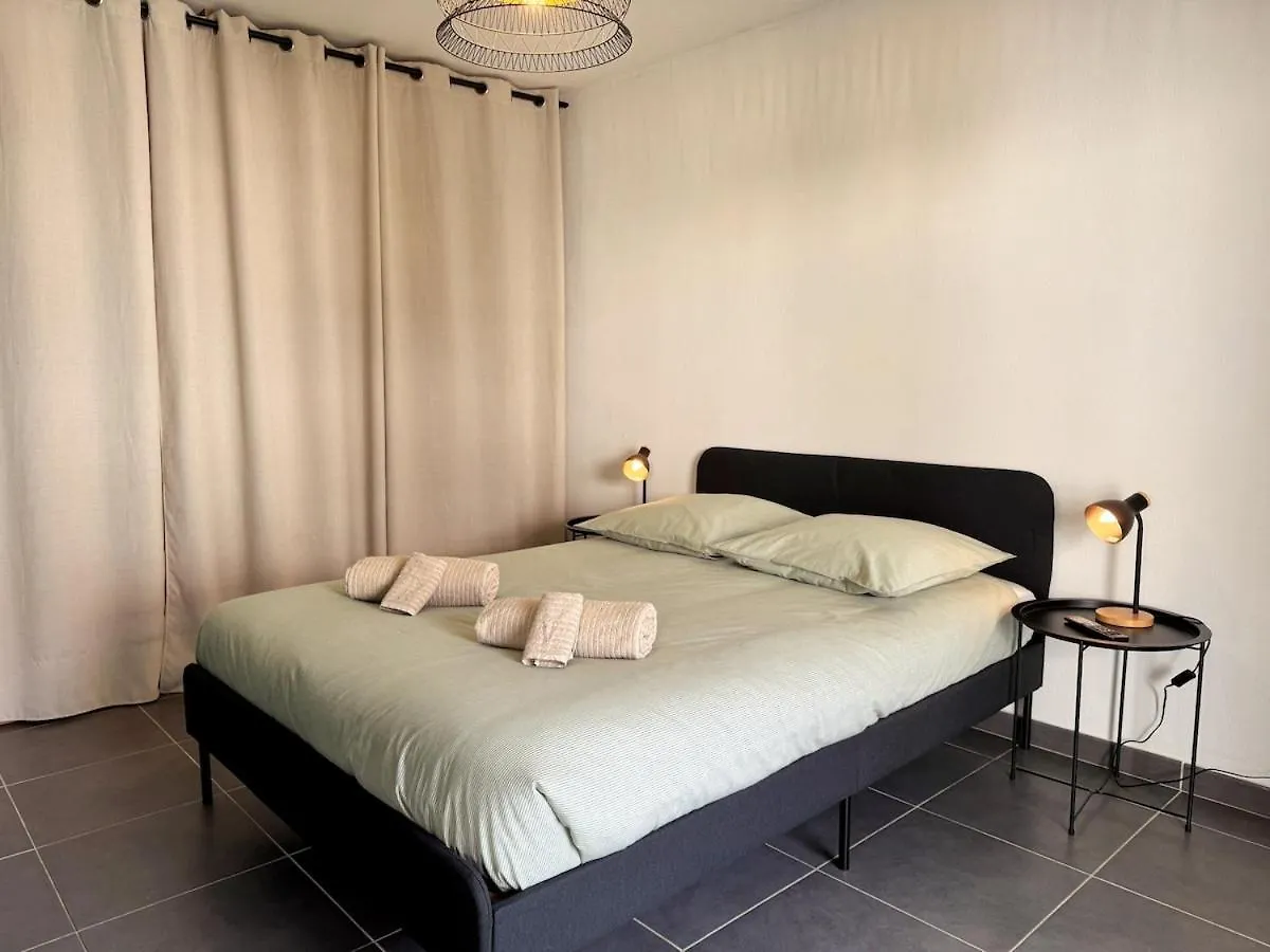 Charming 2-Room Apartment In Lavandou, Terrace, Parking, Air Conditioning Le Lavandou 0*,  Francie